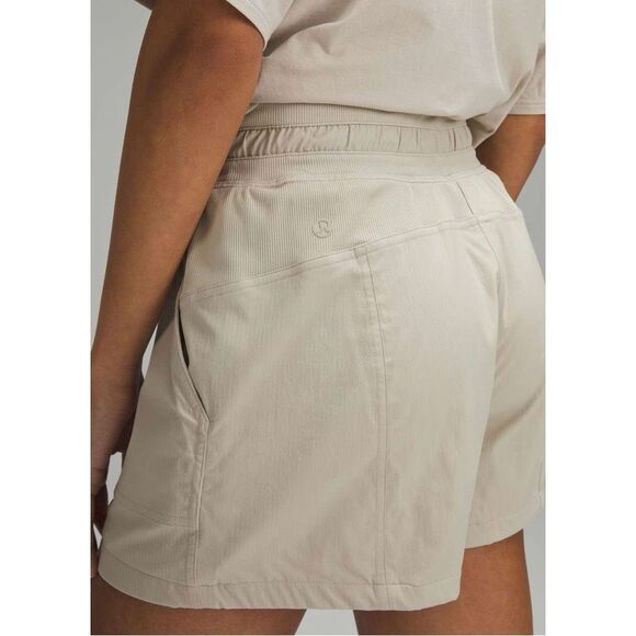 Lululemon Dance Studio High-Rise Short 3.5' - Picture 2 of 8